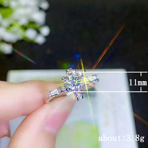 Anello di Diamanti F201 con Taglio Brillante Rotondo, Gioiello Classico da Donna per Fidanzamento con Diamanti Laterali - Product Image 5