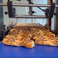 Machine voor het coaten van vierkante biscuitjes en brood met chocolade, inclusief functie voor het decoreren met chocolade-latticemotief voor cake- en dessertfabrieken
