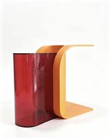 Table d'appoint incurvée en acrylique color-block au design minimaliste, texture transparente, luxe artistique léger pour coin de salon