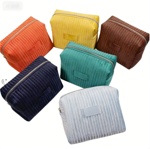 Trousse de Toilette de Voyage Matelassée en Velours Grande Capacité, Style Tendance avec Fermeture Éclair pour Rangement Maquillage et Cosmétiques Femme - Product Image 1