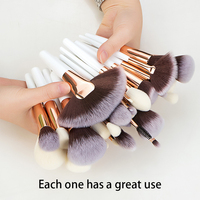 Vente en gros de 40 pièces de kits d'outils de beauté cosmétiques végétaliens de haute qualité de luxe pinceaux de maquillage à la mode avec logo personnalisé pour le visage et les yeux