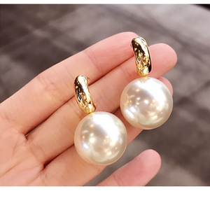 Orecchini pendenti da donna con perle finte, gioielli semplici e alla moda - Product Image 4