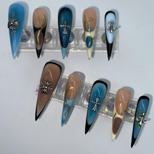 Uñas Acrílicas Stiletto Medianas <span class=keywords><strong>con</strong></span> Degradado Azul, Punta <span class=keywords><strong>Francesa</strong></span> Nude, Adornos Góticos Cromados, Líneas Doradas en Espiral, de Lujo - Product Image 3