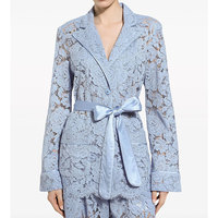 Applique florale en mélange de coton bleu clair revers crantés semi-transparents manches longues poches plaquées ceinture ourlet ondulé veste de chemise