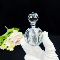 Vente en gros de flacons d'huile de parfum en verre cristal en forme de boule de diamant avec bouchon à vis en forme de boule de diamant transparente