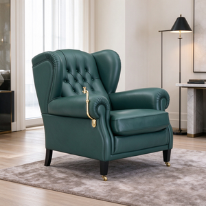 Fauteuil Cigar en cuir capitonné avec accoudoirs roulés, détail cendrier en laiton, pieds en bois massif, pour club, salon, hôtel - Product Image 1