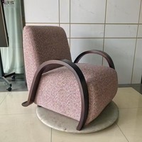 Fauteuil individuel de salon au design créatif et moderne, avec revêtement en tissu à motif zèbre et accoudoirs en bois