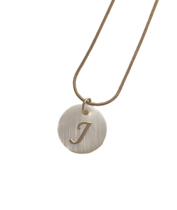 Collar personalizado con letras de concha, collar con dijes colgantes con letras iniciales doradas - Product Image 1