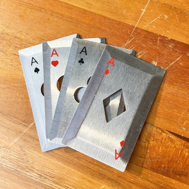 pique, coeur, trèfle et diamant (4 cartes au total)