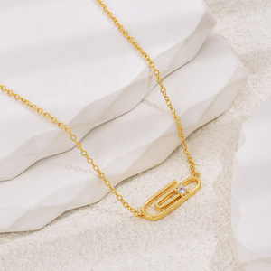 Collana con Ciondolo a Graffetta, Design Minimalista, Collana a Catena per Donne - Product Image 3