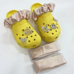 สายรัดรองเท้าผ้าซาตินไหมสั่งทำขายส่ง ของตกแต่งรองเท้าแบบกำหนดเองพร้อมโลโก้ผ้าดีไซเนอร์ จี้ห้อยรองเท้าแบบกำหนดเองสำหรับรองเท้าแบบสวม - Product Image 5