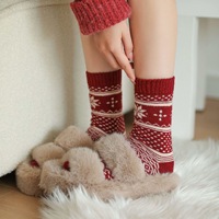 Vente en gros Fair Isle Series Red Embroidery Custom Crew Logo Chaussettes d'hiver épaisses et chaudes Chaussettes de Noël pour femmes