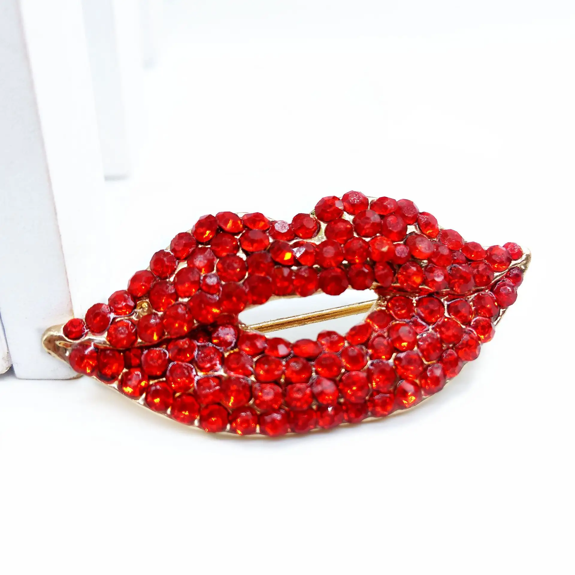 Luxury hot-selling fashion full diamond Rhinestone Lip mouth Brooch high-end clothing dripping oil corsage sexy red lips brooch