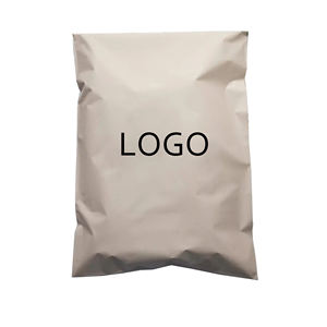 Pochette en polyéthylène mate personnalisée, noire, avec protection UV, pour l'expédition de crème mate - Product Image 2