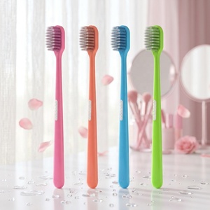 Cepillo de dientes personalizado para adultos de nueva moda con cerdas medianas suaves y mango de plástico cómodo para uso doméstico - Product Image 1