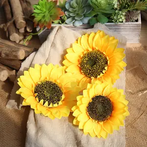 家の庭の装飾のための装飾的な巨大な造花生地の偽の黄色いひまわりの花の頭の植物