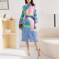 Robe chemise ceinturée à imprimé géométrique coloré pour femme, avec manches cloche plissées et ourlet à volants, pour collections de villégiature personnalisées