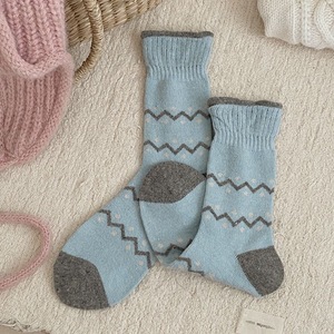 Calcetines holgados de lana para mujer, con lunares cremosos, hasta la pantorrilla, cálidos para otoño e invierno, con bloques de color y patrón Fair Isle, térmicos y absorbentes del sudor. - Product Image 2