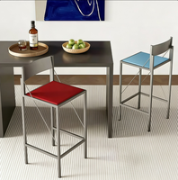 Tabouret de bar moderne et minimaliste en métal bleu cyber avec dossier pour petit appartement, îlot de cuisine, comptoir de réception, bureau de caisse