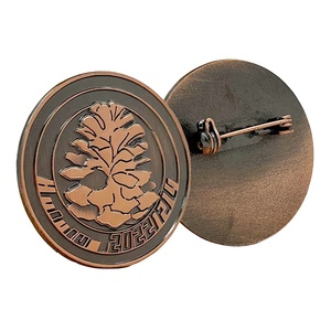 Nhà Máy Tùy Chỉnh Logo Dập Nổi Đồng Cổ Ve Áo Pin Kim Loại Thiết Kế Nút Huy Hiệu Cũ Với An Toàn Pin Áo Ngực Trâm Biểu Tượng - Product Image 1