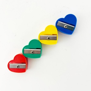 เครื่องเหลาดินสอพลาสติกแบบรูเดียว ลายหัวใจสีสันสดใส สำหรับเด็ก - Product Image 1