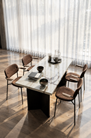 Table à manger rectangulaire moderne en marbre beige avec pieds en métal, plateau imperméable et écologique pour les salles à manger d'hôtels et de villas
