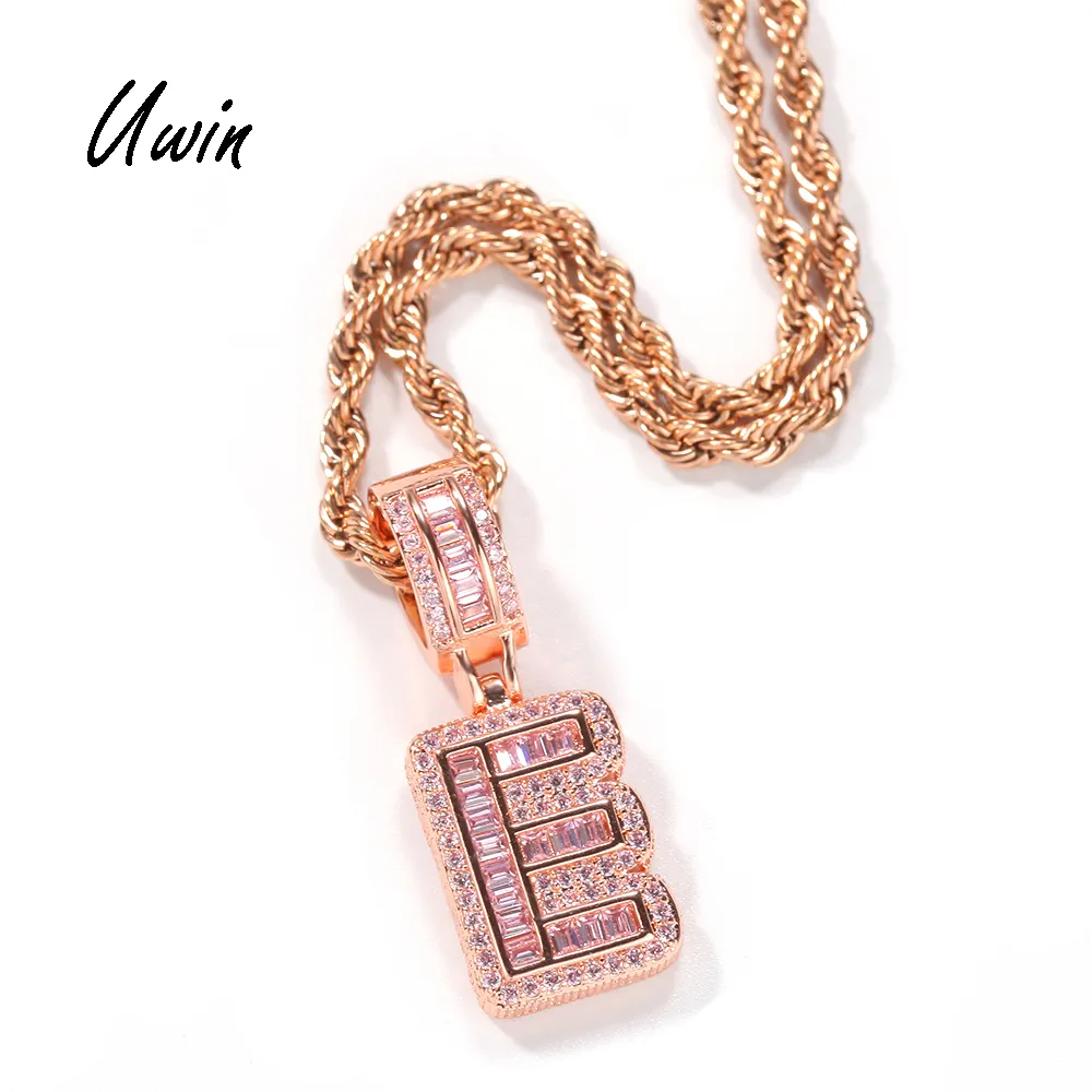 Ожерелье с подвеской в виде багета и букв из розового золота с розовым кубическим цирконием