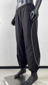 OEM personalizzato stampa dello schermo Logo riflettente <span class=keywords><strong>a</strong></span> <span class=keywords><strong>strisce</strong></span> laterali sport frangivento in poliestere pantaloni impermeabili in Nylon pantaloni da ginnastica per gli uomini - Product Image 3