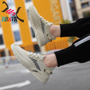 Zapatillas de running ligeras de malla para hombre al por mayor con parte superior transpirable, logotipo personalizado y cierre con cordones para deportes de primavera, verano y otoño - Product Image 2
