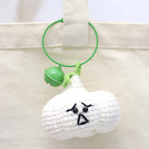 Colgante de cebollino y ajo hecho a mano con ganchillo, llavero tejido, adorno para bolso, adorno de lana. - Product Image 3
