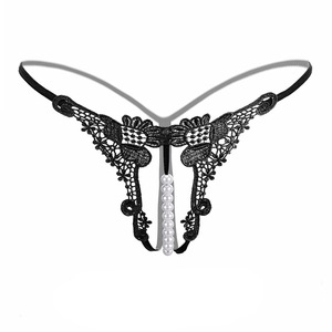 String sexy pour femme en dentelle noire avec détails en perles, entrejambe ouvert, lingerie de stimulation pour adultes - Product Image 2