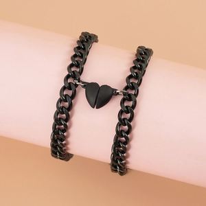 ของขวัญวันวาเลนไทน์ เครื่องประดับ สร้อยข้อมือคู่รักรูปหัวใจสีดำแม่เหล็ก สร้อยข้อมือสแตนเลสแบบ Cuban Chain สำหรับคนรัก - Product Image 1