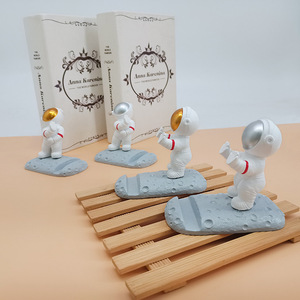 Soporte para teléfono de resina con diseño de astronauta, soporte de escritorio con temática espacial, adorno artesanal para exhibición de teléfonos móviles - Product Image 4