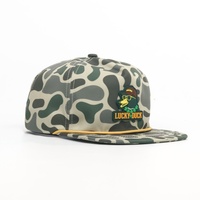 Op maat gemaakte hoogwaardige ongestructureerde katoenen baseballcap met 5 panelen, platte klep en snapback sluiting, met aangepaste camouflage stijl