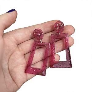 Boucles d'oreilles romantiques en résine florale – Bijoux botaniques faits à la main avec des détails transparents élégants - Product Image 1