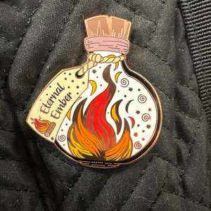 Alta calidad exquisita botella de <span class=keywords><strong>brasa</strong></span> eterna broche de metal pin de solapa de metal moda personalizada invierno bruja duro suave esmalte pin poción - Product Image 4
