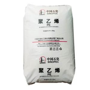 เม็ดพลาสติก LLDPE M500026 MFR 50 เกรดฉีดขึ้นรูป ความเงาสูง ไหลง่าย เม็ดพลาสติก LLDPE บริสุทธิ์ สำหรับฝาปิดและฝาครอบ - Product Image 1