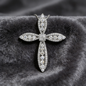 สร้อยคอจี้รูปกางเขนแบบคลาสสิก ชุบทองคำขาว 10K/14K/18K ประดับเพชร CVD ผลิตในห้องปฏิบัติการ ของขวัญสำหรับโอกาสพิเศษ - Product Image 3