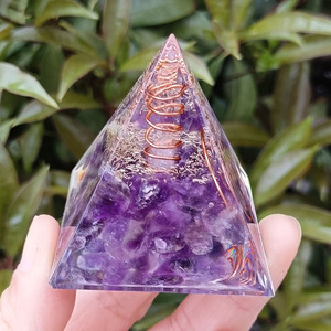 Pyramide en cristal d'améthyste avec spirale en cuivre, décoration de bureau Feng Shui, ornement artisanal en résine époxy violette - Product Image 4