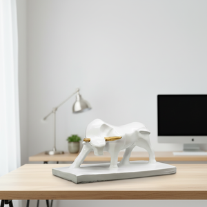 Sculpture de taureau blanc artisanale moderne avec accents dorés sur les cornes, pièce d'art en céramique minimaliste pour la décoration d'étagères de maison ou de bureau de luxe. - Product Image 1