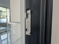 Ventana Moderna de Aluminio con Cierre Multipunto Estándar, Vidrio Templado, Seguridad Reforzada, Aislamiento Térmico, Apertura Interior/Exterior