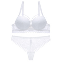 Ensemble de lingerie sexy en dentelle vert émeraude avec soutien-gorge à bretelles réglables et string, 2 pièces