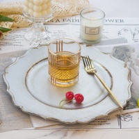 XiangJin Peint À La Main Blanc Assiette De Mariage Vintage Fleur Forme Or Jante Chargeur Décoratif Vaisselle En Plastique pour Un Usage Domestique
