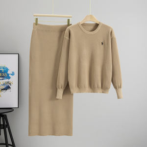 ชุดถักนิตติ้งสำหรับผู้หญิง ดีไซน์ใหม่สำหรับฤดูใบไม้ร่วง เสื้อคอโอสีตัดกัน+กระโปรงผ่าข้าง ชุดสองชิ้นสไตล์เรียบหรู - Product Image 1