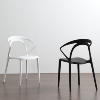 Chaise de salle à manger en plastique empilable moderne de conception brevetée avec dossier perforé noir et blanc en pp à vendre