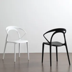 Silla apilable de plástico para comedor, asiento apilable de pp blanco y negro de diseño colorido moderno patentado