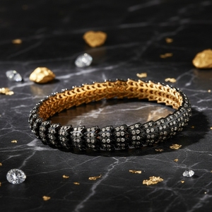 Elegante Brazalete Redondo de Diamantes y Rodio, un exquisito brazalete con un pieza central impecable para colecciones de joyería de lujo. - Product Image 2