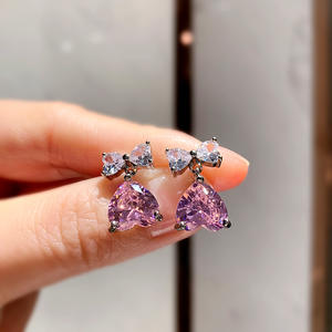 E2482 Orecchini pendenti a forma di cuore in cristallo rosa per donna, graziosi gioielli con montatura a griffe da indossare tutti i giorni - Product Image 3