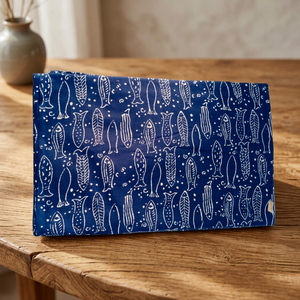 Tela de Algodón Índigo con Estampado de Peces, Tela de Algodón para Coser Vestidos, Bolsos, Cojines, Cortinas, Encuadernación de Libros y Todas las Manualidades - Product Image 1