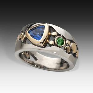 Anello Creativo con Motivo Traforato per Donne, Stile Etnico con Accento Verde, Gioiello da Dito alla Moda, Regalo Trendy - Product Image 1